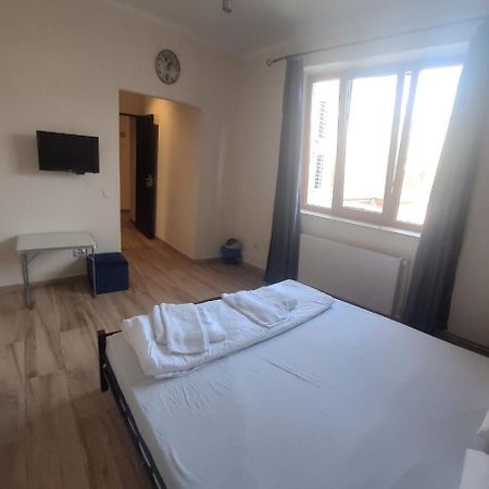 Byzanthin Hostel Boekarest Buitenkant foto