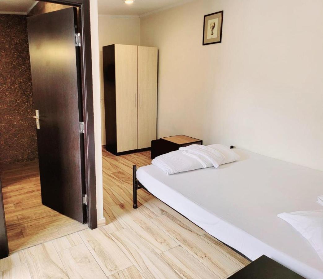 Byzanthin Hostel Boekarest Buitenkant foto