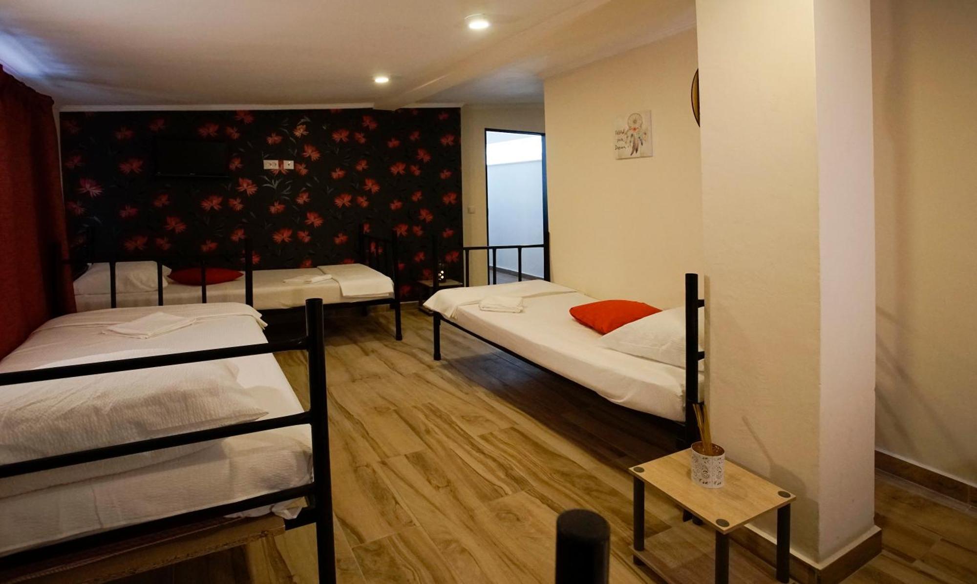 Byzanthin Hostel Boekarest Buitenkant foto