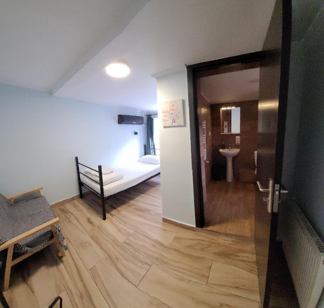 Byzanthin Hostel Boekarest Buitenkant foto